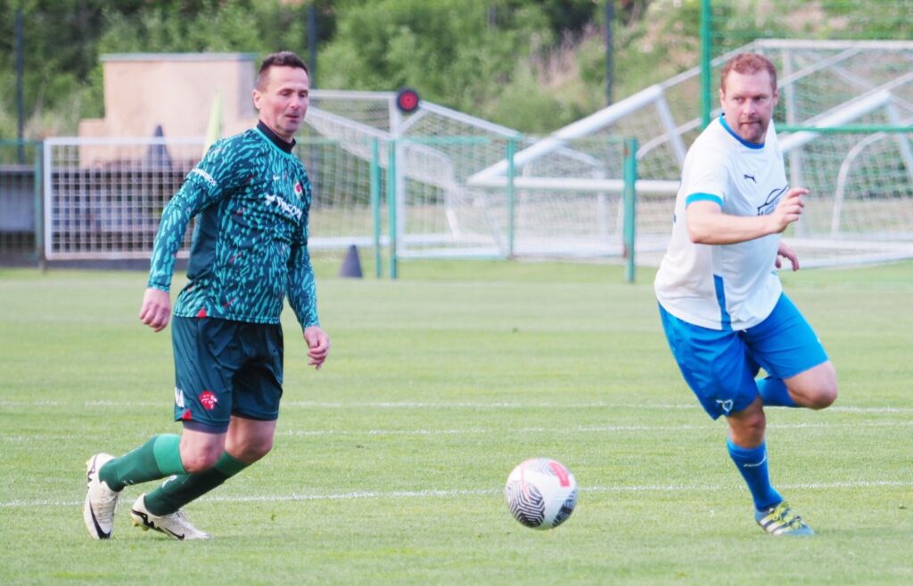 Karel Piták v bílém dresu Lovčic. Foto: Lubomír Douděra.